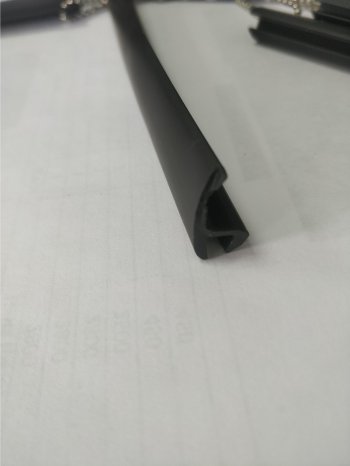 Универсальный уплотнитель FlexLine (17 mm, 1 погонный метр) Лада Веста 2180 седан дорестайлинг (2015-2023)