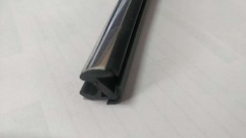 104 р. Универсальный уплотнитель FlexLine (8 mm U-LIP 2 лепестка, хромированная полоса, 1 погонный метр) Great Wall Hover  дорестайлинг (2006-2010). Увеличить фотографию 1