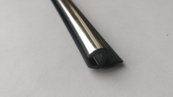 Универсальный уплотнитель FlexLine (жесткий 8 mm U-LIP, хромированная полоса, 1 погонный метр) Лада Веста 2180 седан дорестайлинг (2015-2023)