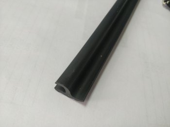 299 р. Универсальный уплотнитель FlexLine (16 mm U-LIP с хром полосой, 1 погонный метр) Уаз Патриот 3163 5 дв. 2-ой рестайлинг (2017-2024). Увеличить фотографию 3